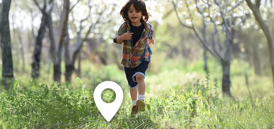 Chłopiec maszerujący wśród drzew