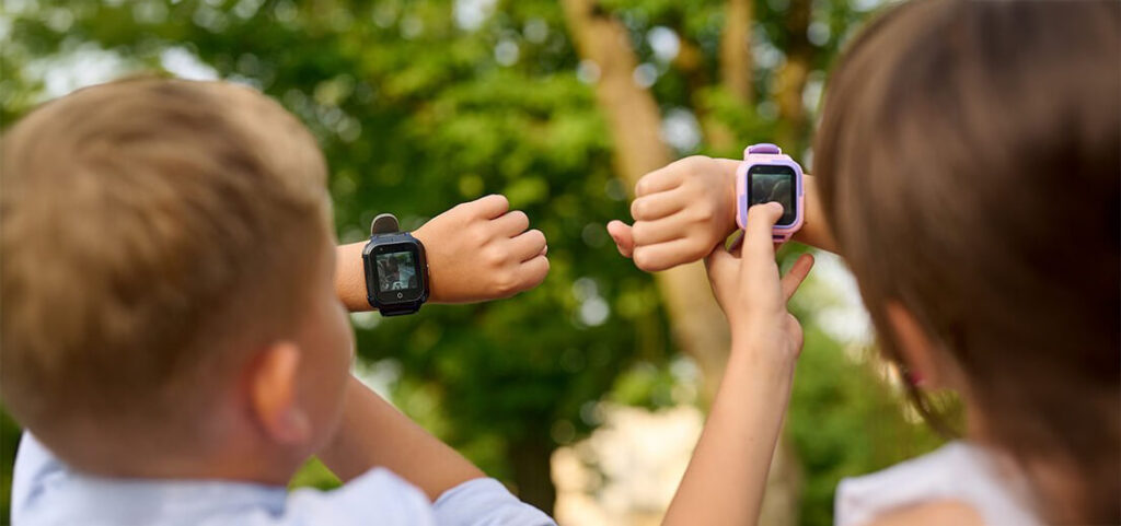 Dzieci spoglądające na zegarki