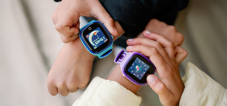 Dwójka dzieci ustawiających swoje zegarki