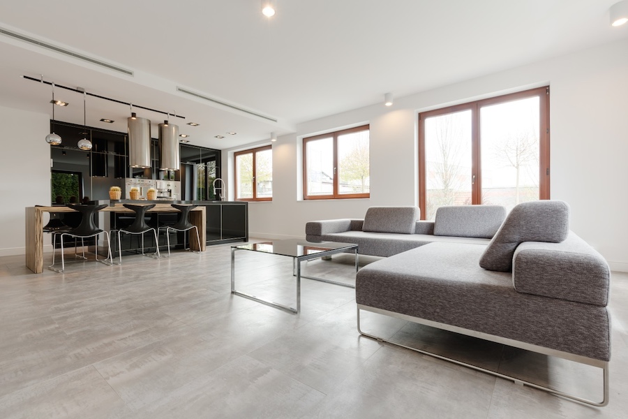 Przestronny, nowoczesny salon łączony z kuchnią