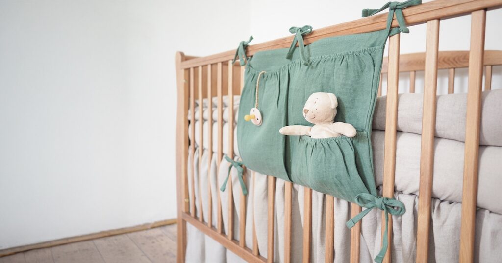 Organizer zawieszony na łóżeczku dziecięcym