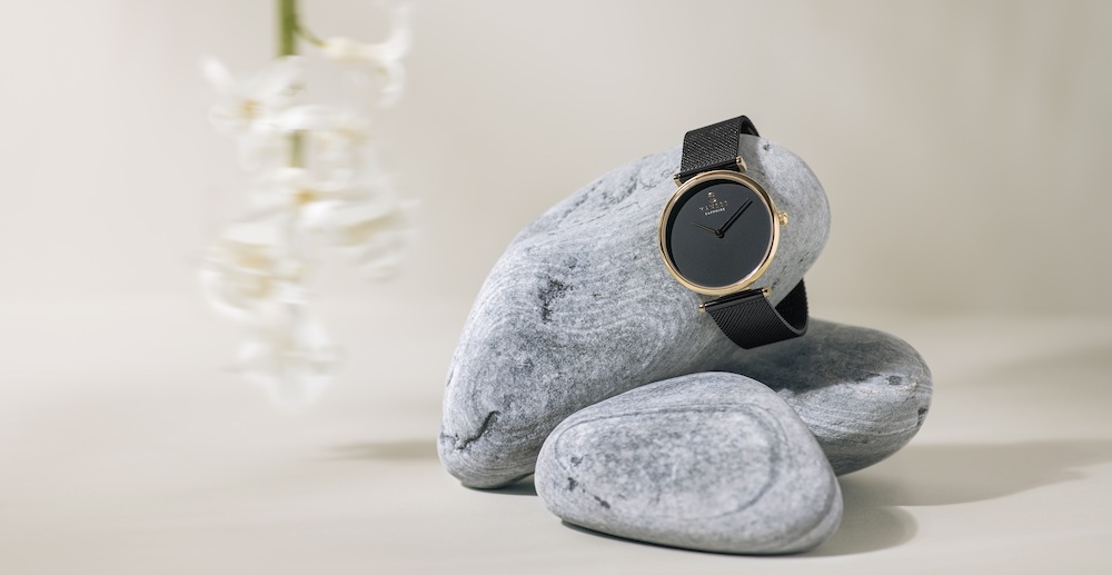 Czarny zegarek ze złotym zdobieniem