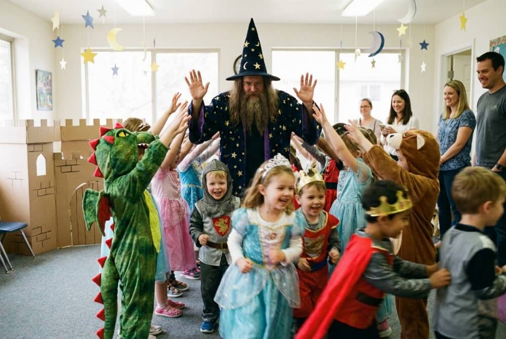 Dzieci w strojach bajkowych przechodzą przez Magiczny Tunel utworzony z rąk nauczycieli przebranych za czarodziejów
