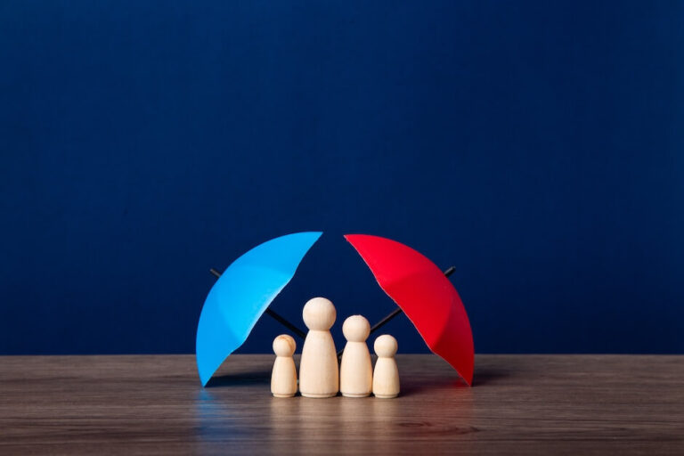 Parasol nad figurkami symbolizującymi rodzinę