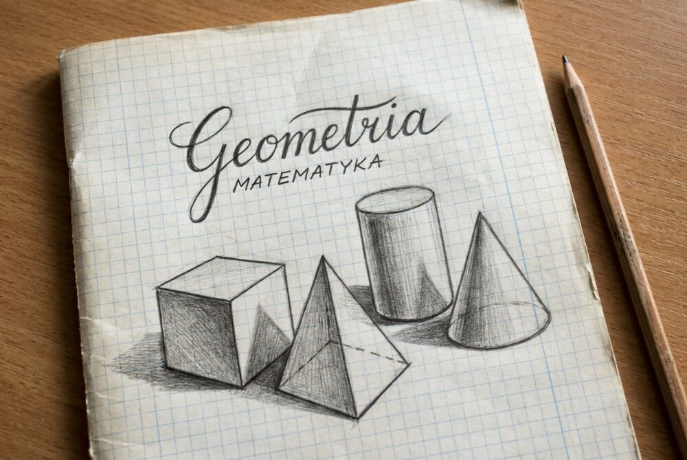 Pierwsza strona zeszytu z trójwymiarowymi bryłami narysowanymi u dołu strony i tytułem „Matematyka” nad nimi