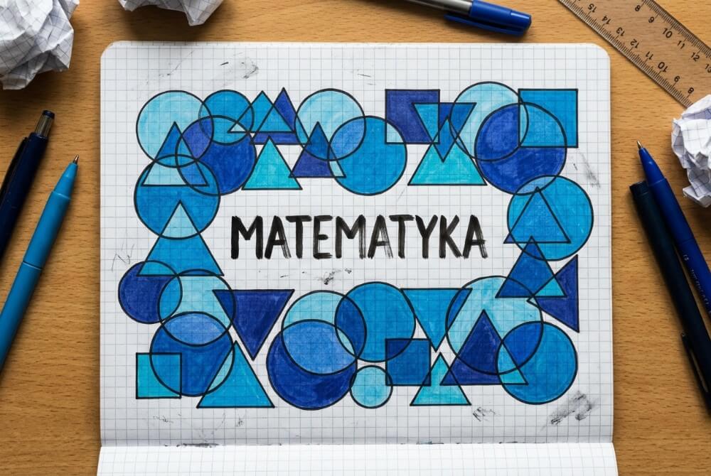 Pierwsza strona zeszytu z geometryczną abstrakcją z kół, trójkątów i kwadratów w odcieniach niebieskiego wokół tytułu „Matematyka”
