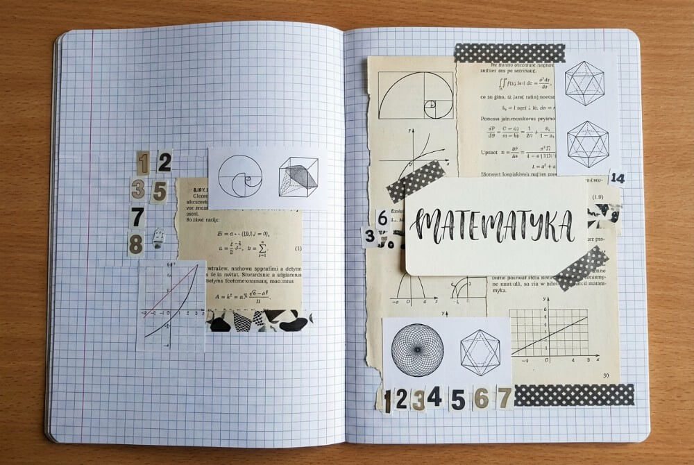 Pierwsza strona zeszytu ozdobiona matematycznym kolażem scrapbookowym z wycinków, naklejek i taśm washi