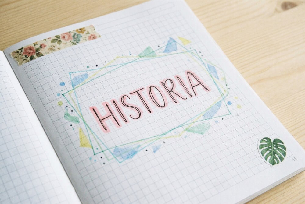 Pierwsza strona zeszytu w pastelowym, minimalistycznym stylu z napisem „HISTORIA” i ozdobną washi tape.