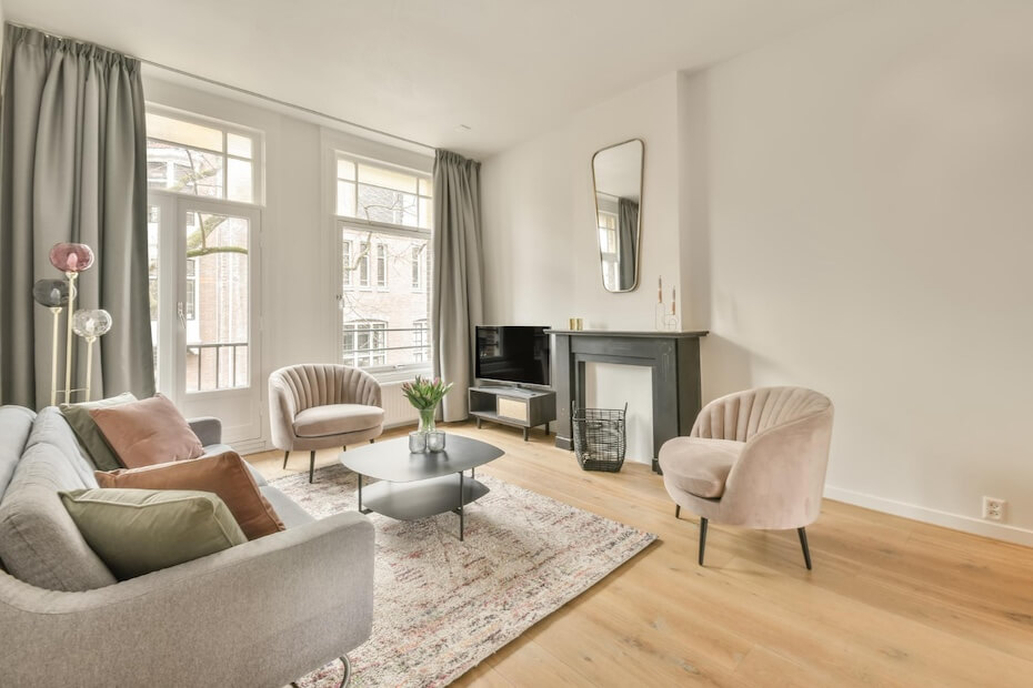 Jasny salon w klasycznym stylu