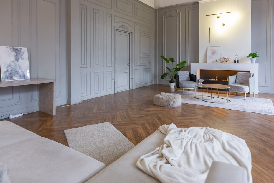 Salon w szarej tonacji z drewnianą podłogą