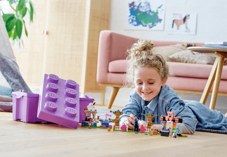 dziewczynka bawiąca sie LEGO