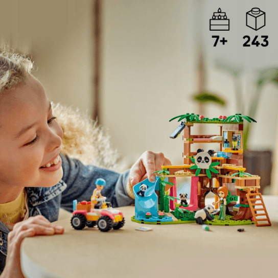 Dziewczynka bawiąca się LEGO